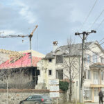 Zabrana radova na konaku u Gračanici: Inspektorat tvrdi da nema dozvole, Opština da je postupala po Zakonu o zaštićenim zonama FOTO: Zaustavljena gradnja manastirskog konaka (Foto Kim)