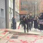 Protest bivših pripadnika OVK zbog izložbe: Probili policijski kordon, crvena farba pred Skupštinom i optužbe na račun autora i zvaničnika