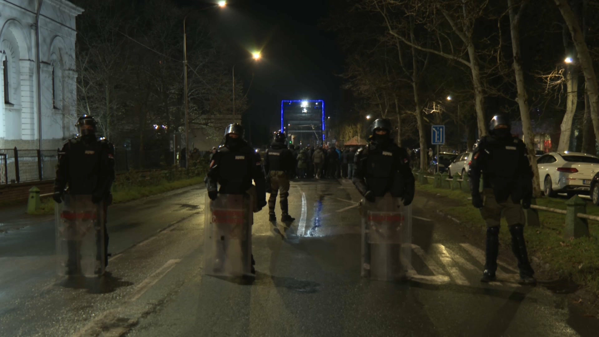 Vučić proglasio pobedu u svim opštinama: Dan obeležile tuče, napad sekirom i optužbe o kupovini glasova