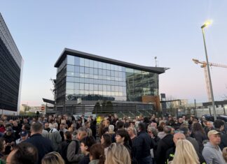 Skup podrške N1: Građani i novinari se okupili ispred zgrade televizije