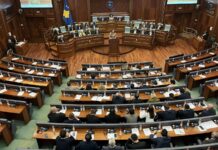 Poslanici primaju plate bez sednica i bez rada