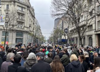 Skup podrške pretučenim novinarima: „Vučiću izađi i da čuješ kako izgleda kada ti neko postavi pravo pitanje“