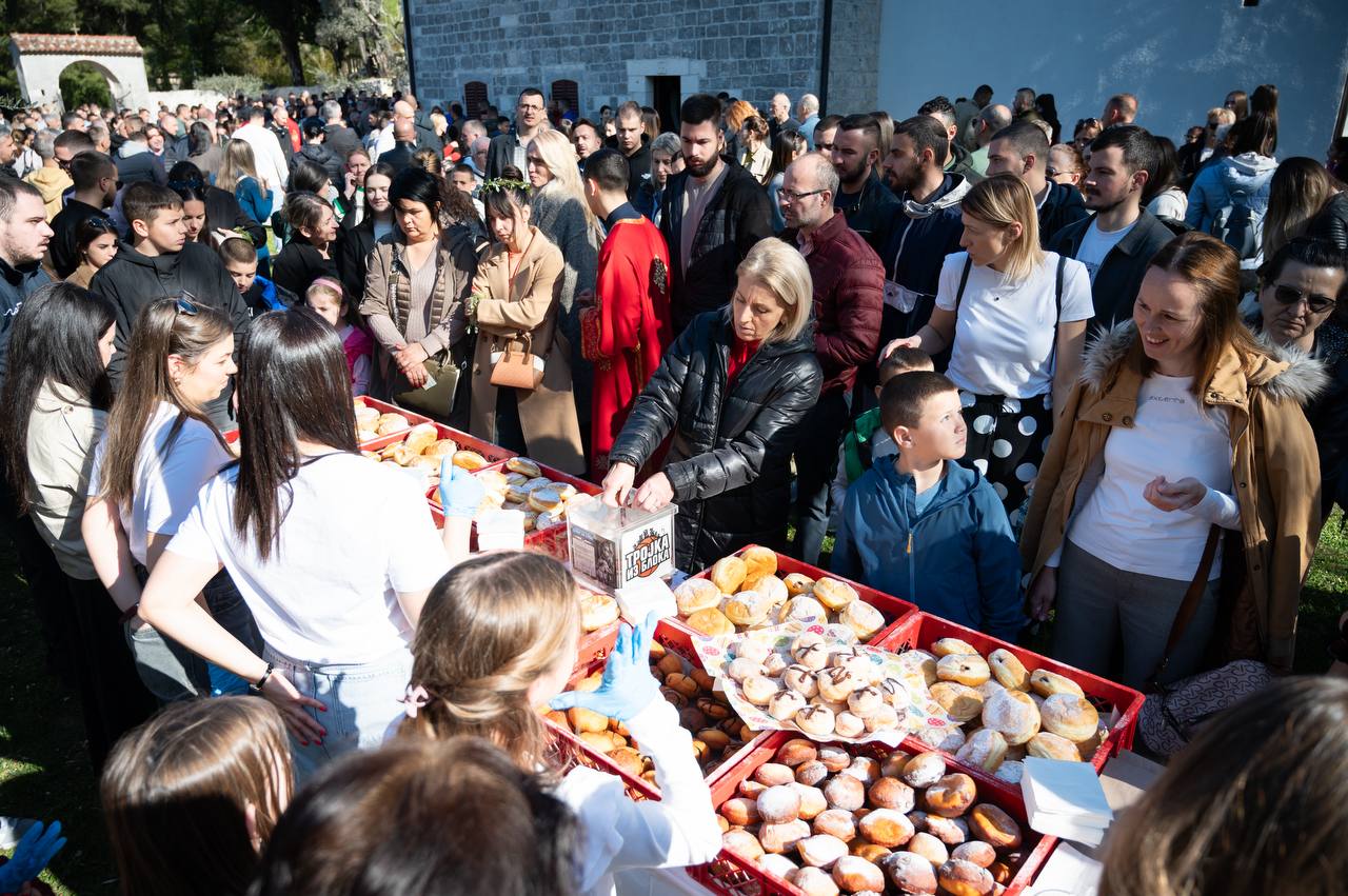 FOTO: Srbi za Srbe/ krofne, deca