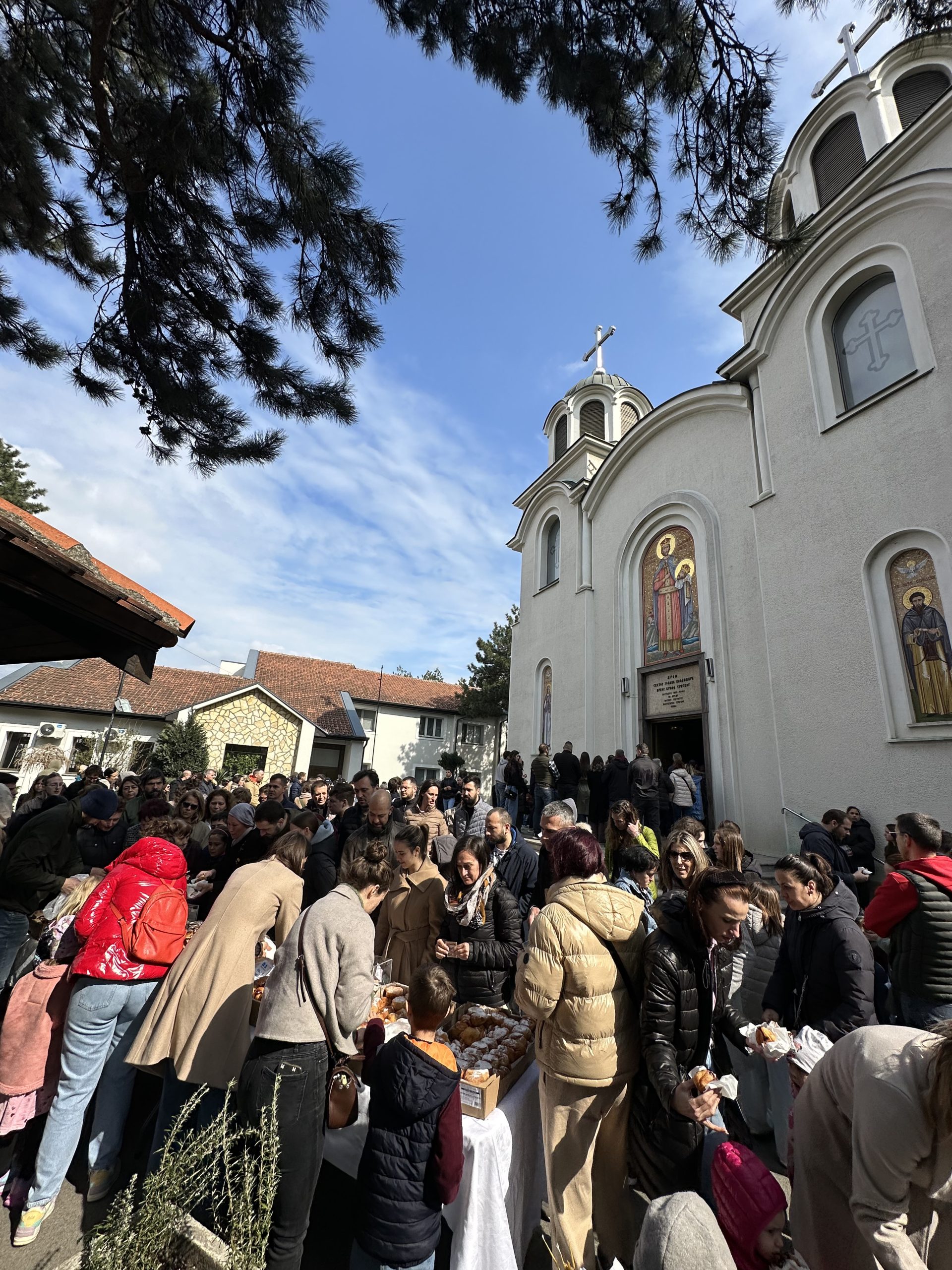 FOTO: Srbi za Srbe/ krofne, deca