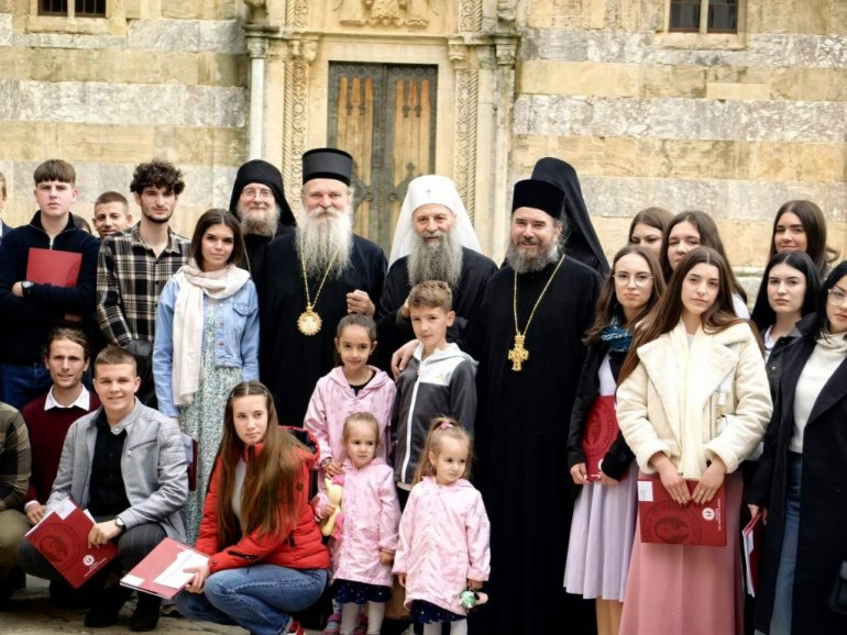 Patrijarh Porfirije u Dečanima: „Vaskrsli Hristos je naš smisao života“/TV Hram