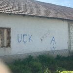 Kancelarija za KiM: Grafiti „UČK“ ispisani na porodičnoj kući u selu Mogila kod Vitine