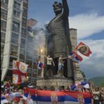 Maturanti u Kosovskoj Mitrovici obeležili kraj školovanja defileom i bakljadom