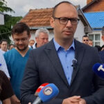 Simić ispred KBC-a u Gračanici: Uhapšeni direktori trpe jer su deo srpskog sistema