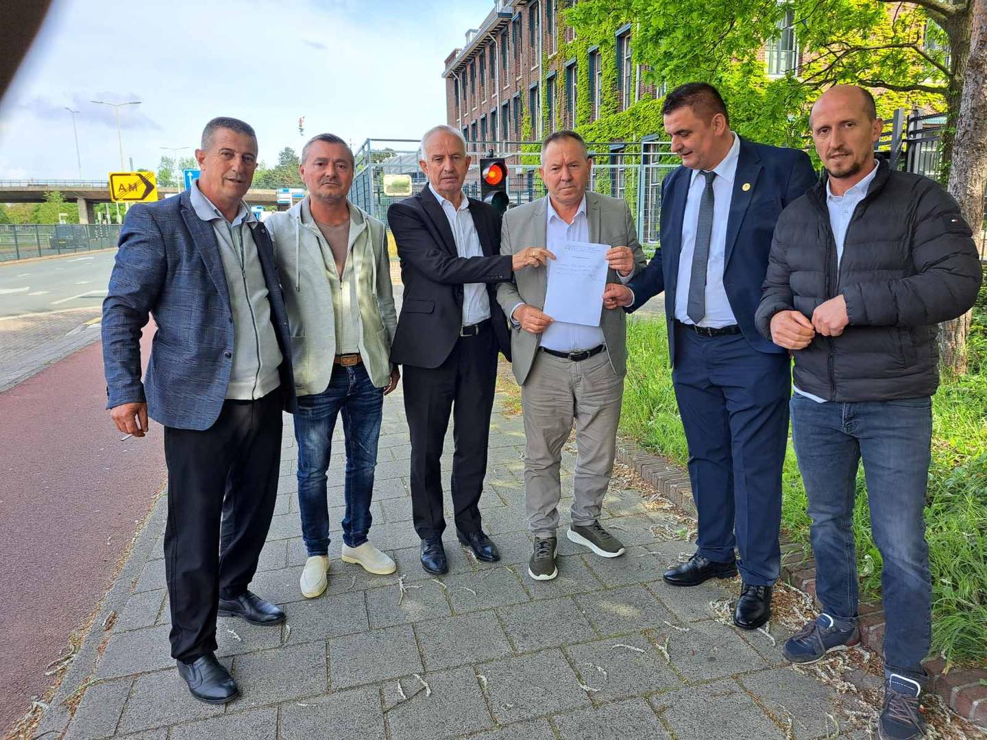 FOTO: "Udruženje veterana OVK"/Hisni Gucati ispred Specijalnog suda u Hagu
