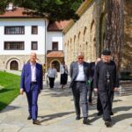 Lakroa posetio Visoke Dečane, sastao se i sa gradonačelnicima i predstavnicima školstva i zdravstva na Severu Kosova