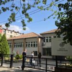 Tehnički fakultet u Kosovskoj Mitrovici jutros bez jarbola i zastava