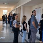CIK: Do 15 časova glasalo 22,81 odsto birača, više od 130.000 manje nego u decembru; sever i srpske sredine prednjače po izlaznosti FOTO: Glasanje/KoSSev