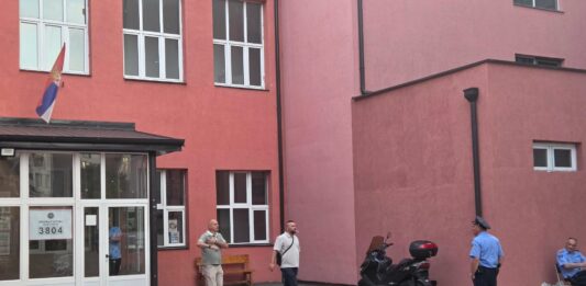 FOTO: KoSSev/Izbori, biralište, Sv. Sava, Kosovska policija