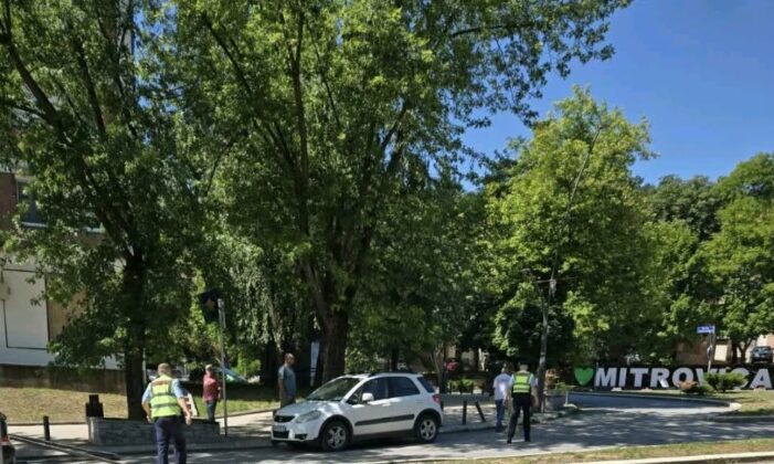 FOTO: KoSSev/Slupano vozilo kosovske vlade u Severnoj Mitrovici