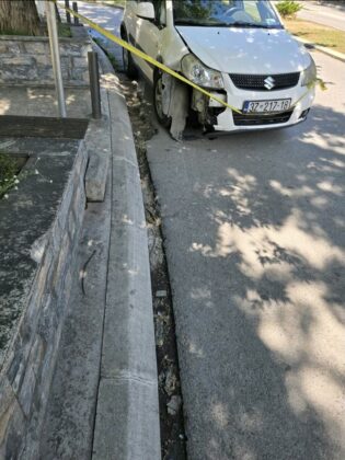FOTO: KoSSev/Slupano vozilo kosovske vlade u Severnoj Mitrovici