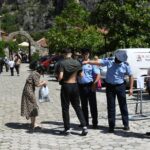 Posle slave u Svetim Arhangelima, Politika o „upadu u portu“, Petković da je „Kurtijeva policija htela novi Gazimestan“, tu je i gradonačelnik Brčkog… FOTO: Sv. Arhangeli/ Kosovska policija pretresa/ Petar Petković