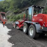 Teška mehanizacija u zaštićenoj zoni Visokih Dečana, Eparhija traži obustavu: Ko je odobrio radove? FOTO: Eparhija kamioni u zaštićenoj zoni Visokih Dečana