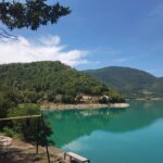 KOHA: Međunarodne organizacije stale u zaštitu nezakonito podignutih vikendica na Gazivodama Rušenje 11 viknedica gazovode jezero
