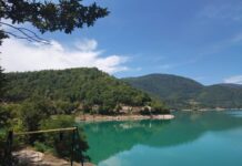 KOHA: Međunarodne organizacije stale u zaštitu nezakonito podignutih vikendica na Gazivodama Rušenje 11 viknedica gazovode jezero
