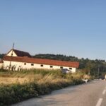 KoSSev saznaje: U toku pretresi u Prevlaku i Jabuci, najmanje tri kuće na meti policije