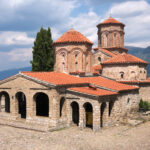 Ohridska Arhiepiskopija odgovorila na Vučićevo spominjanje Skoplja: „Naša duhovna i pastirska misija je na našoj kanonskoj teritoriji“ Manastir Sveti Naum kod Ohrida / FOTO: Explorer1940/Wikimedia Commons (CC BY-SA 4.0)