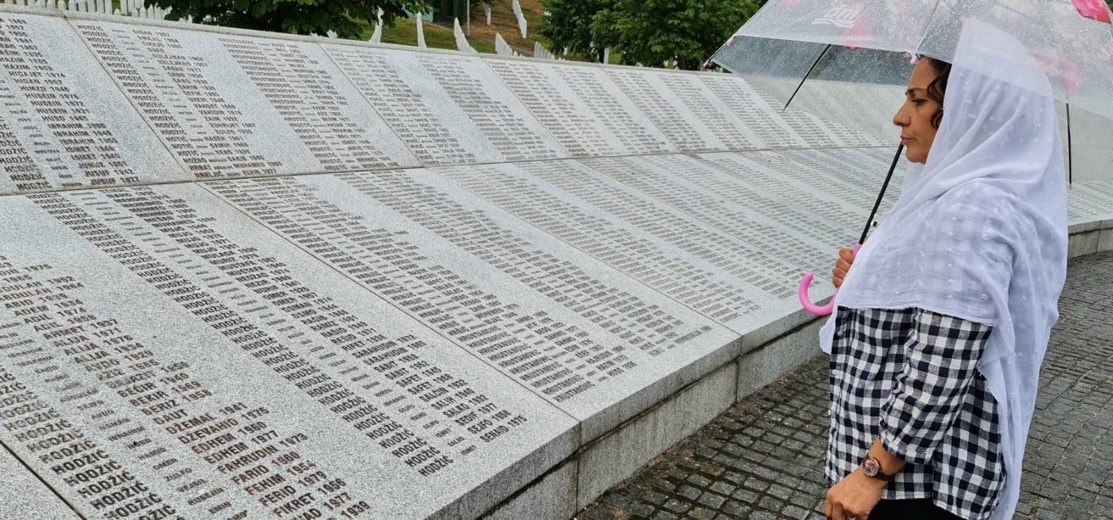 FOTO: Adrijana Hodžić odaje poštu žrtvama Srebrenice