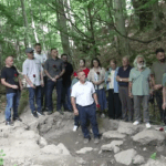 Porodice 23 nestalih obišle „masovnu grobnicu“ u Maloj Kaludri i položile cveće, DNK tek treba da potvrdi identitet FOTO: Mala Kaludra/Ekonomia Online