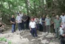 Porodice 23 nestalih obišle „masovnu grobnicu“ u Maloj Kaludri i položile cveće, DNK tek treba da potvrdi identitet FOTO: Mala Kaludra/Ekonomia Online