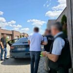 Sa Kosova izručen Albaniji osumnjičeni za krijumčarenje migranata – tražio ga INTERPOL FOTO: Kosovska policija hapšenje