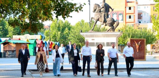 FOTO: PDK pred zgradom vladom