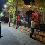 Zastave OVK i Albanije na crkvenoj ogradi u Lipljanu: Dvojica privedena, Eparhija najavljuje krivičnu prijavu FOTO: Eparhija Raško-prizrenska/Zastava Albanije na hram u Lipljanu
