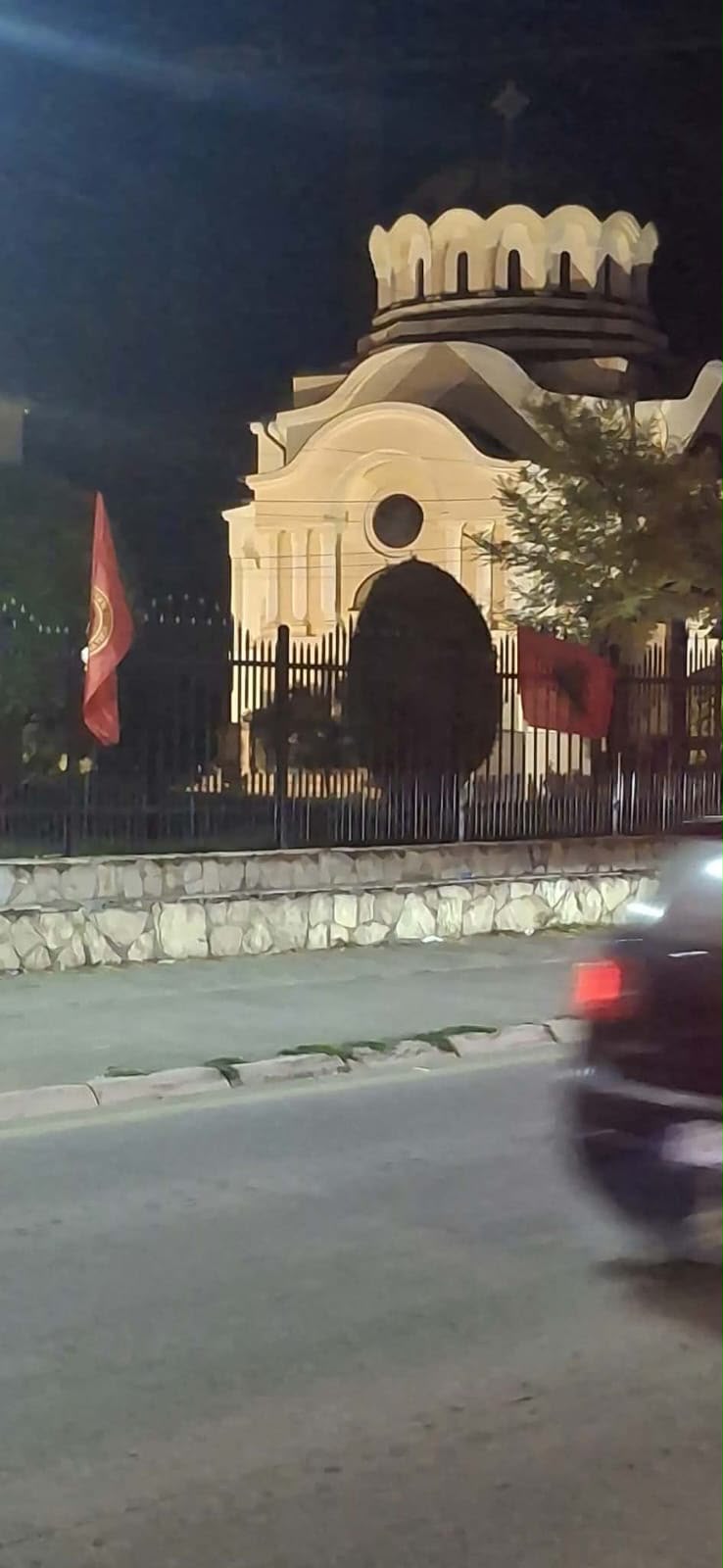 FOTO: Kancelarija/Zastava Albanije na hram u Lipljanu