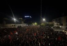 13. noć protesta: „Deklaracija ostaje papir, zakon deluje“ – od poslanika traže glasanje o Specijalizovanim većima FOTO: "Liria ka emer"/ Protest UČK Priština