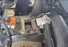 Kod Kamenice zaustavljen automobil sa skrivenim bunkerima: Duvan i cigarete u gepeku, sedištima i farovima