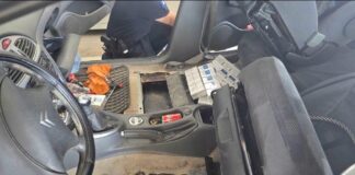 Kod Kamenice zaustavljen automobil sa skrivenim bunkerima: Duvan i cigarete u gepeku, sedištima i farovima