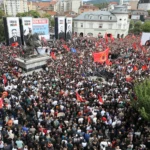 Bez Aljbina Kurtija, hiljade ljudi na ulicama Prištine uoči presude sudijama u Hagu: „Razmislite o posledicama pre nego da donesete odluku”
