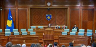 Sednica završena bez drugog čitanja: PDK i AAK ostali u sali, demonstranti ne puštaju poslanike da izađu FOTO: Kosovska skupština/Aljbuljena Hadžiju FB