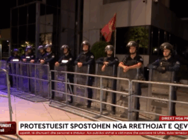 KP: Pokušaj nasilnog ulaska u bazu EULEX-a, maskirani kamenovali Vladu; jedna osoba zadržana 48 sati FOTO: Klan Kosova/Skrinšot, protest i U Prištini