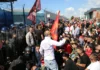 Protest pred EULEX-om eskalirao: Kamenje i flaše ka objektu, jedna osoba uhapšena