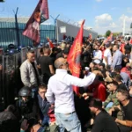 Protest pred EULEX-om eskalirao: Kamenje i flaše ka objektu, jedna osoba uhapšena