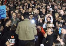 Šesta noć protesta u Prištini: Okupljeni čitali zakletvu OVK o „oslobođenju albanskih zemalja i njihovom ujedinjenju“