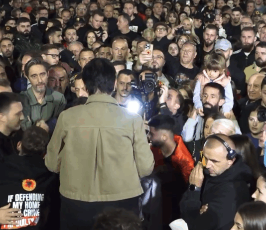 Šesta noć protesta u Prištini: Okupljeni čitali zakletvu OVK o „oslobođenju albanskih zemalja i njihovom ujedinjenju“