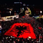 Osma noć protesta u Prištini uz zakletvu UČK: „Strpljenje se završava“ – pritisak na Skupštinu, PDK traži hitno glasanje FOTO: ARbresh