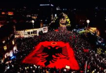 Osma noć protesta u Prištini uz zakletvu UČK: „Strpljenje se završava“ – pritisak na Skupštinu, PDK traži hitno glasanje FOTO: ARbresh