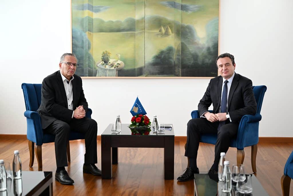 U jeku ustavnog spora, Hamza odvojeno sa Kurtijem, Abdidžikuom i Đinijem zbog presude u Hagu