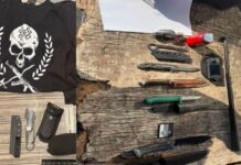 Na Jarinju uhapšene dve osobe: Policija pronašla noževe, zastavu Srbije i tvrdi „majice sa nacionalističkim natpisima“
