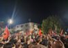 Četvrta noć protesta: Zakletva OVK na Trgu Skenderbeg, „nije nas ujedinila partija već OVK“; Kurti iz SAD traži „državnu strategiju“ FOTO: Kallxo/Protest, Priština UČK