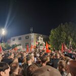 Četvrta noć protesta: Zakletva OVK na Trgu Skenderbeg, „nije nas ujedinila partija već OVK“; Kurti iz SAD traži „državnu strategiju“ FOTO: Kallxo/Protest, Priština UČK