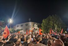 Četvrta noć protesta: Zakletva OVK na Trgu Skenderbeg, „nije nas ujedinila partija već OVK“; Kurti iz SAD traži „državnu strategiju“ FOTO: Kallxo/Protest, Priština UČK