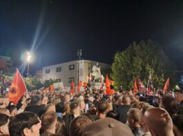 24 potpisnika zahtevaju ustavnu proveru Zakona o Specijalizovanim većima: Sporni mandat, JCE i granice odgovornosti FOTO: Kallxo/Protest, Priština UČK